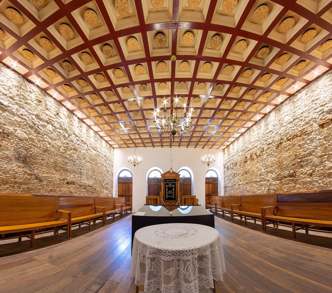 Interior da sinagoga Kahal Zur Israel, Recife